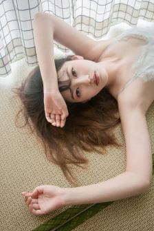 他把手探进我的衣服下摆